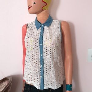 Summer spring button up sleeveless top.